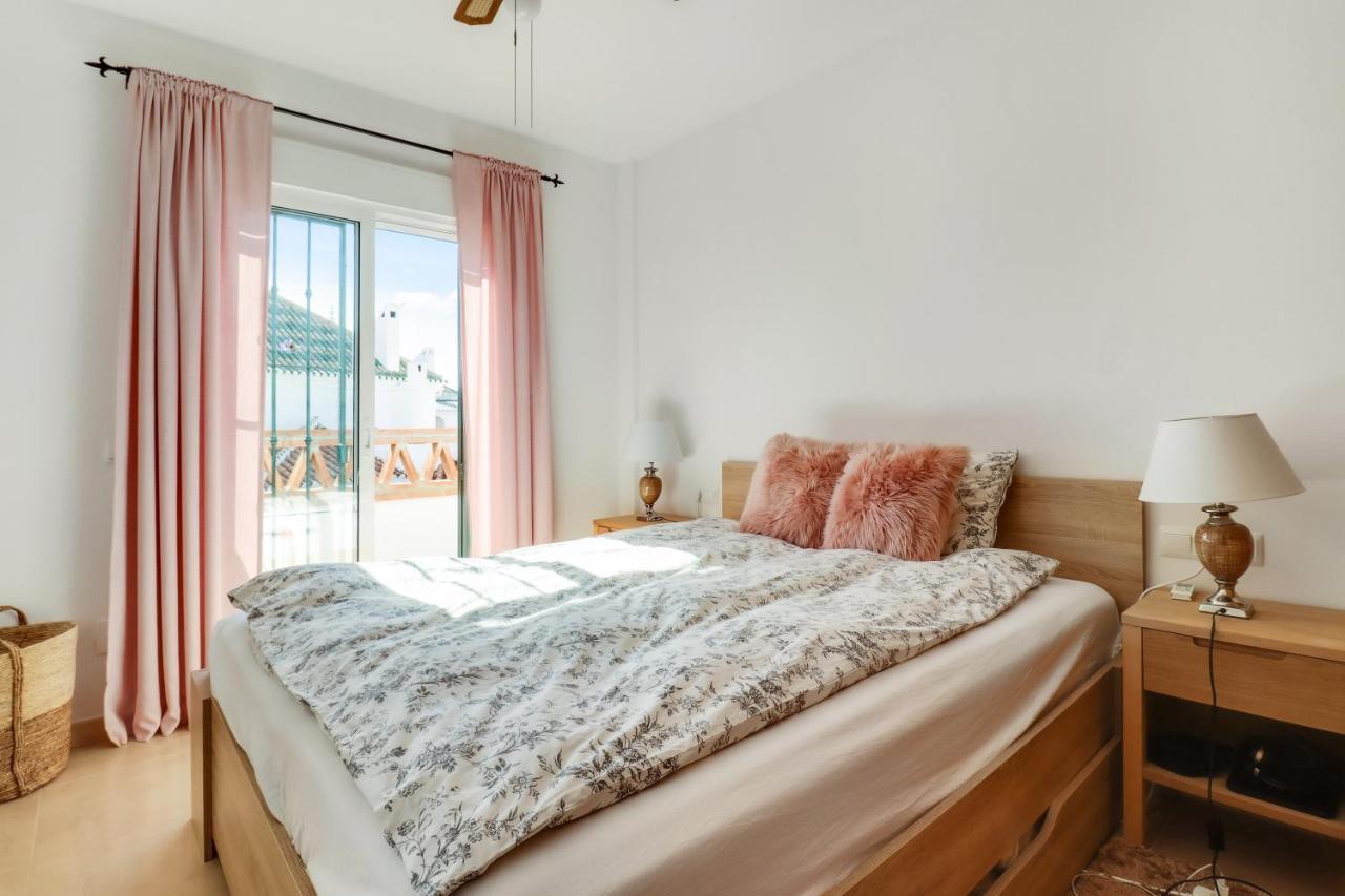 דירות Apt Nerja Chimenea With Ocean View, A/C, & Fiber מראה חיצוני תמונה